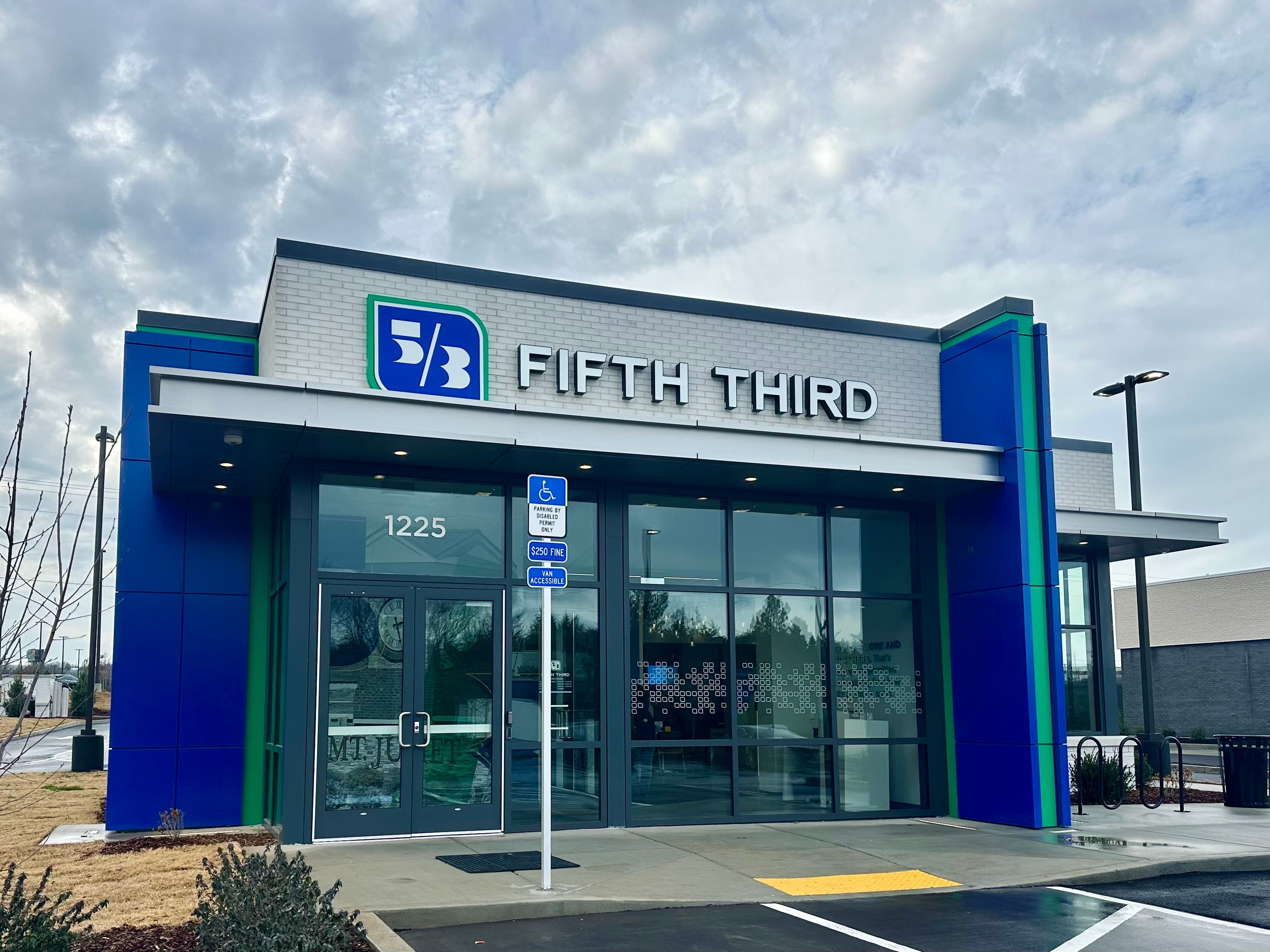 Image of the Fifth Third Bank branch in Mt. Juliet, TN.